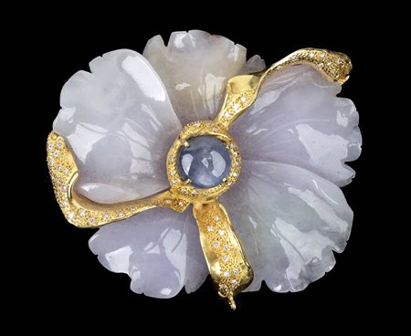 Spilla-pendente in oro, giadeite policroma, diamanti e zaffiro stellato -  manifattura D'AVOSSA, ROMA 