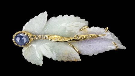 Spilla-pendente in oro, giadeite policroma, diamanti e zaffiro stellato - manifattura D'AVOSSA, ROMA 