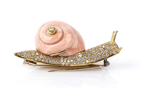 Spilla a "chiocciola" in oro, diamanti e corallo rosa - manifattura FILIPPO  MORONI, ROMA