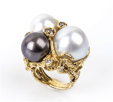 Anello in oro, perle e diamanti 