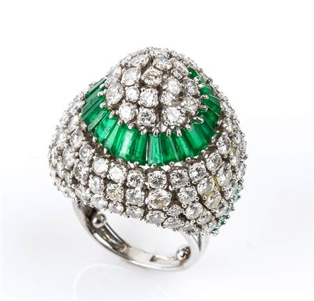 Anello in platino con diamanti e smeraldi