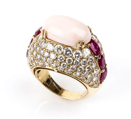 Anello in oro con diamanti, rubini e corallo rosa - manifattura  FILIPPO MORONI, ROMA