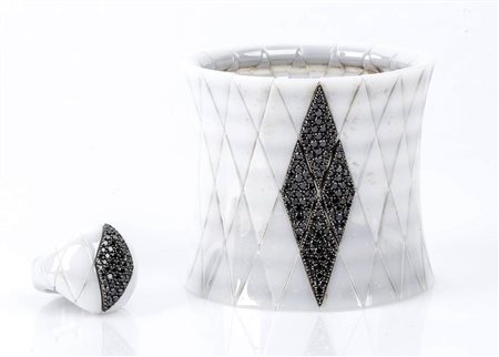 Parure bracciale ed anello elastici con ceramica bianca e diamanti neri - manifattura ROBERTO DEMEGLIO, TORINO
