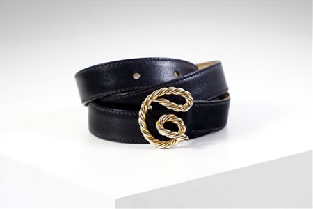  GUCCI - Cintura in pelle nera con fibbia in metallo dorato G. Fine anni 80.