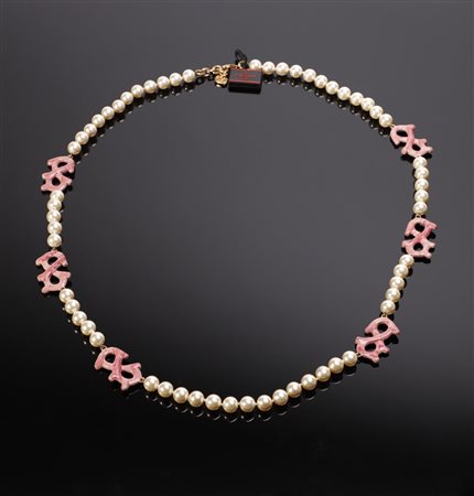 VALENTINO - Filo lungo di perle artificiali con inserti a laccati a forma di fiocco.