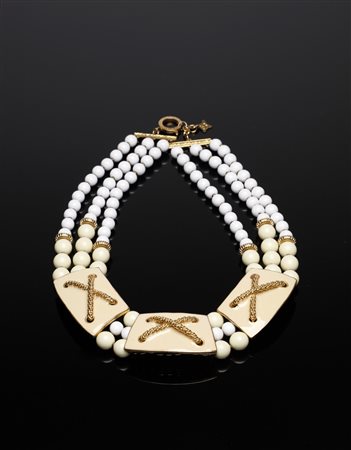 BIAGIOTTI LAURA - Collier realizzato con materiali effetto perle di colore bianco e nodi dorati.