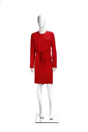  VALENTINO - Completo rosso composto da giacca con chiusura a fusciacca e taschine frontali e gonna longuette, taglia 44IT. Made in Italy. Anni 90.