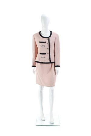 BY MOSCHINO CHEAP AND CHIC - Tailleur nei toni del rosa, completo di gonna e giacca "Let's Twist Again"
