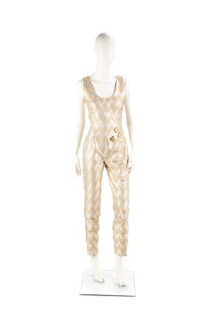 SCHON MILA   - Tuta ricamata a motivo chevron con applicazioni di pesci, pantaloni stretti con quattro orli degradantisui toni dell'oro e del panna. Made in Italy. Certificato di provenienza Franco Jacassi.