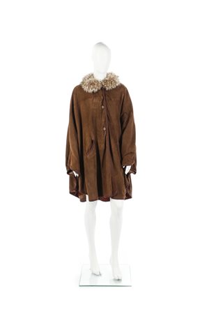 AUTORE NON IDENTIFICATO - Poncho in camoscio marrone con collo in pelliccia.