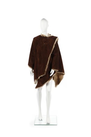  AUTORE NON IDENTIFICATO - Mantella double face  in volpe e pelle scamosciata marrone.