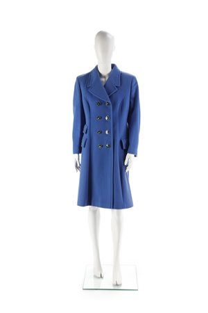  AUTORE NON IDENTIFICATO - Cappotto doppio petto colore azzurro con bottoni verdi e dorati. Taglia 44IT.