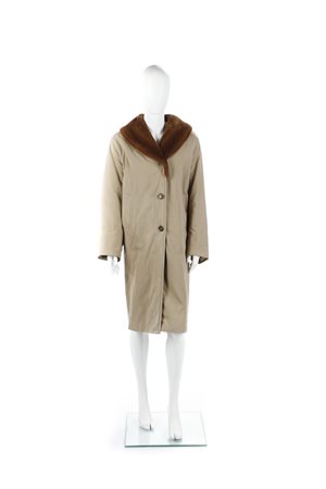  JIL SANDER - Cappotto in cotone color cammello con collo in pelliccia marrone.
