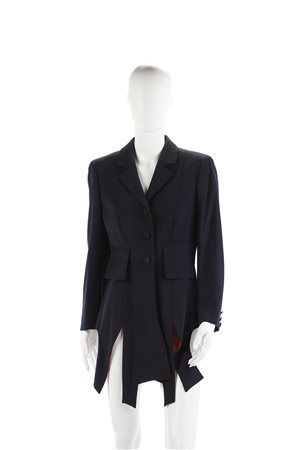 BY MOSCHINO CHEAP AND CHIC - Giacca nera con orlo asimettrico, fodera interna in seta rossa. Made in Italy.