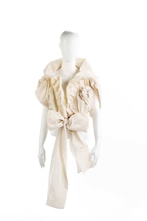 MARRAS ANTONIO - Giacchino avorio con maniche corte. Fusciacca annodata con grande fiocco e coccarda a fiore sul fronte.Taglia 44IT. Made in Italy.