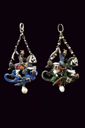 Due pendenti in argento, smalti colorati, pietre, granati e perle