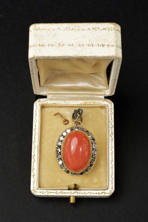Pendente in oro argento corallo e diamanti