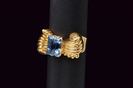 Anello oro rosa e topazio azzurro