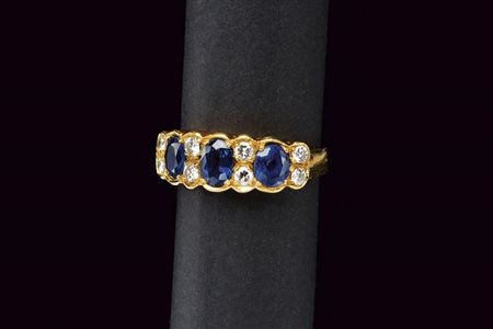 Anello in oro con zaffiri e diamanti alternati a fascia