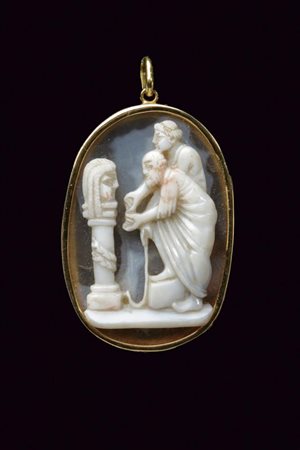 Antico pendente con alto rilievo in pietra dura montato su oro