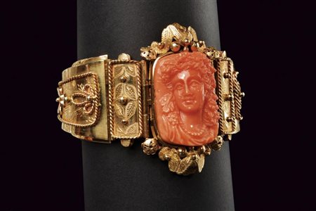 Importante ed antico bracciale in oro e cammeo in corallo