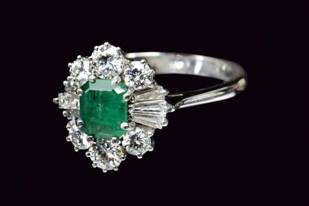 Anello margherita in oro bianco diamanti e smeraldo