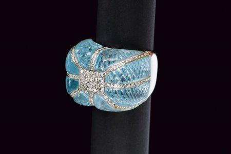 Anello in oro bianco con topazio azzurro inciso e diamanti