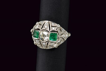 Anello a cupola in oro bianco, diamanti e smeraldi