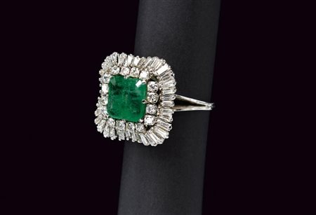 Anello in oro bianco con smeraldo e diamanti