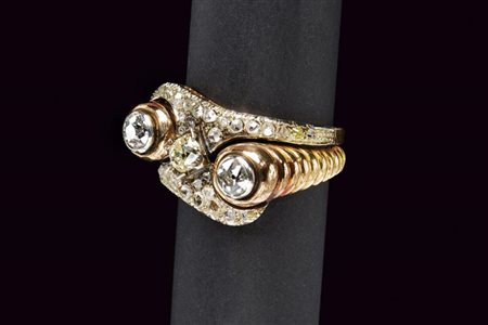 Particolare anello in oro rosa e bianco e diamanti