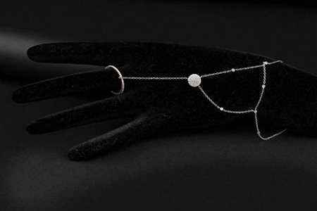 Anello chatelaine da mano in oro bianco e diamanti 