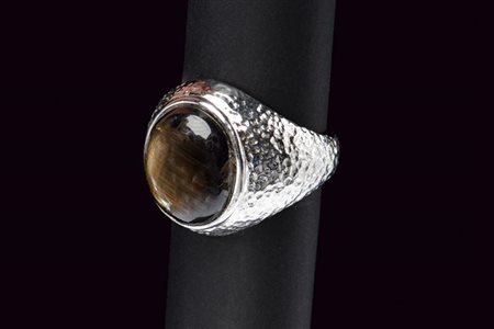 Anello chevalier in oro bianco e zaffiro stellato nero certificato GIA