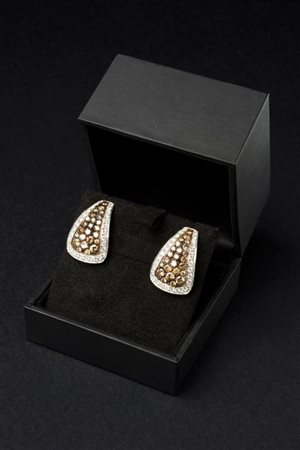 Orecchini in oro con diamanti incolori e fancy brown