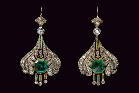 Orecchini chandelier in oro bianco smeraldi colombiani e diamanti