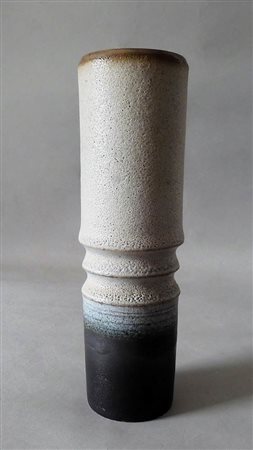 CARLO ZAULI (1926-2002) - FAENZA <br>Vaso cilindrico in gres grigio e bruno 