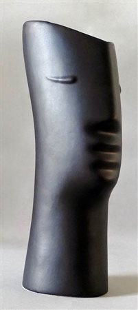 AMBROGIO POZZI (1931-) - ROMETTI UMBERTIDE <br>Vaso con decoro di testa stilizzata in smalto nero 