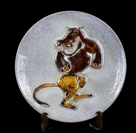 GIANCARLO PIANI (1940-1999) - FAENZA <br>Piatto decorato con rappresentazione di un animale fantastico