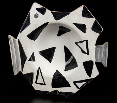 LAURA FIUME (1953-)<br>Piatto a forma di pesce con decorazioni nere e bianche