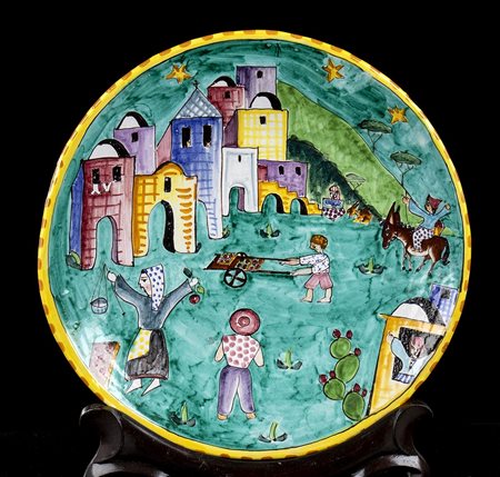 AVALLONE - VIETRI<br>Piatto decorato con  paese e persone su fondo verde