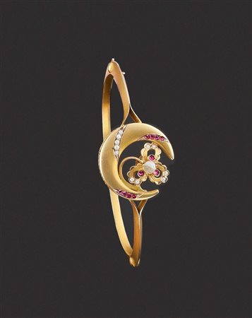 BRACCIALE Bracciale rigido in oro giallo 14 Kt, satinato, epoca XX secolo, al...