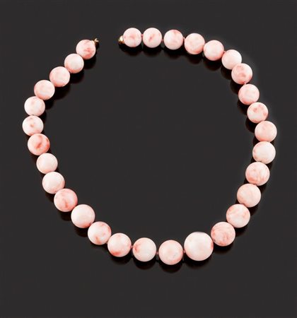 COLLANA DI CORALLO Collana composta da un filo di boules di corallo rosa a...