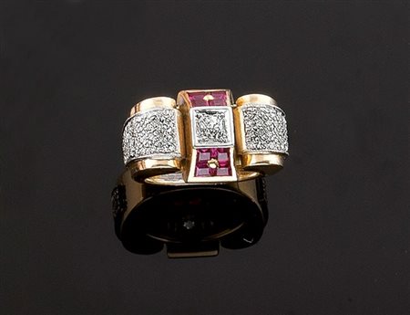 ANELLO Anello in oro giallo, Art Decò, sommità recante al centro diamante...