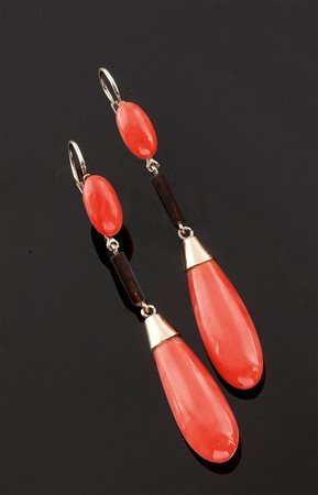 COPPIA DI ORECCHINI Coppia di orecchini pendenti in oro giallo, a bassa...