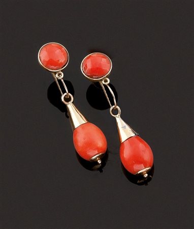 COPPIA DI ORECCHINI Coppia di orecchini in oro giallo, a monachella, recanti...