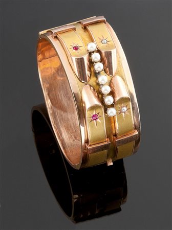 BRACCIALE Bracciale rigido in oro giallo, Francia XX secolo, sommità di forma...