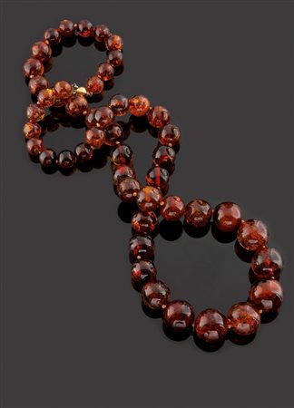 COLLANA Collana composta da sfere di ambra a scalare; chiusura a boule in oro...