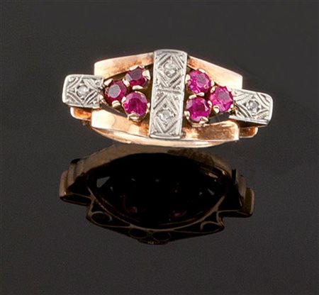 ANELLO Anello in oro giallo e bianco, sommità piatta recante piccoli diamanti...