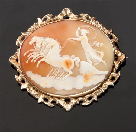SPILLA Spilla in oro giallo recante un cammeo raffigurante una biga trainata...