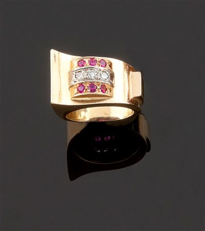 ANELLO Anello in oro giallo, anni '40, sommità a forma di onda stilizzata,...