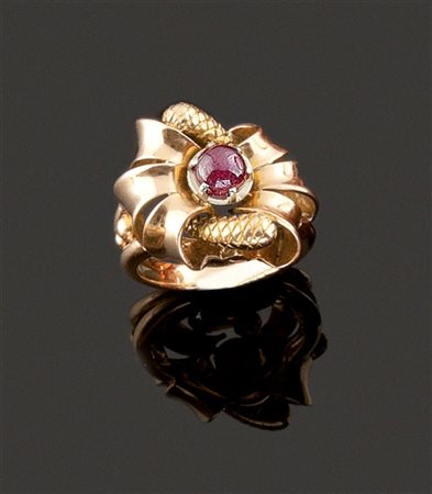 ANELLO Anello oro giallo, sommità ad intreccio, al centro rubino taglio...